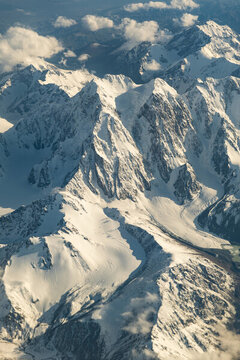 航拍雪山山脈