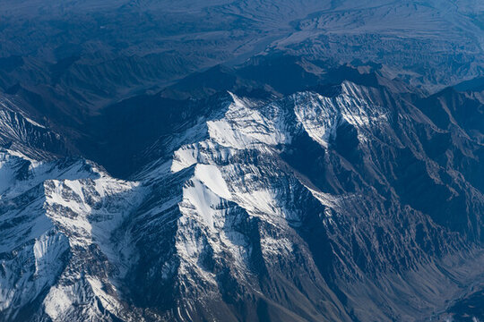 航拍雪山山脈