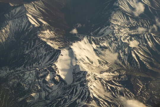 航拍雪山山脈