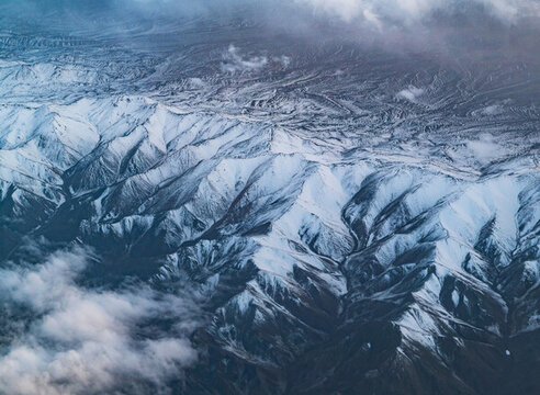 航拍雪山山脈