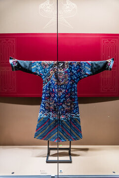清代藍(lán)地刺繡龍袍