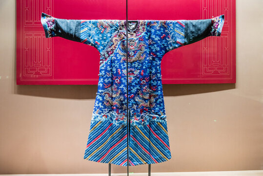 清代藍地刺繡龍袍