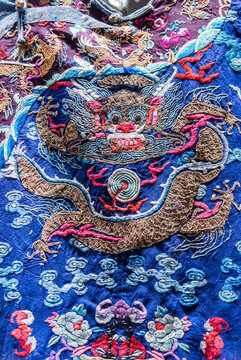 清代藍(lán)地刺繡龍袍