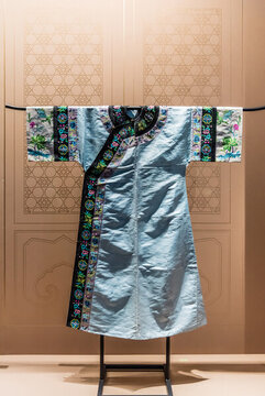 清代淡藍(lán)色刺繡花衣