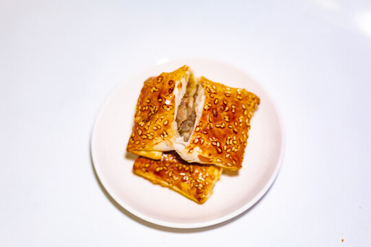 白色瓷盤里的新疆美食烤包子