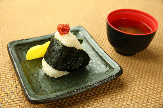 吞拿魚飯團(tuán)