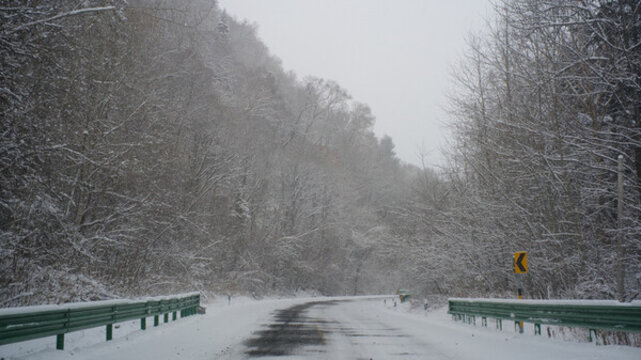 公路道路雪景