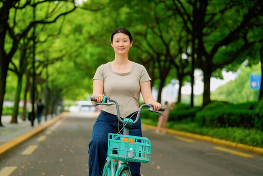 在天然氧吧里女孩單車騎行