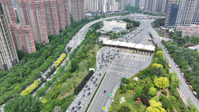 航拍高速路堵車