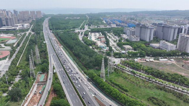 航拍高速路堵車