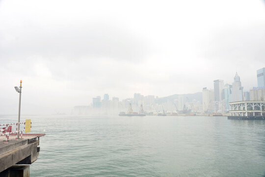晨霧中的香港