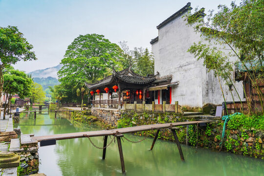 安徽績溪古鎮(zhèn)的古建筑和自然美景