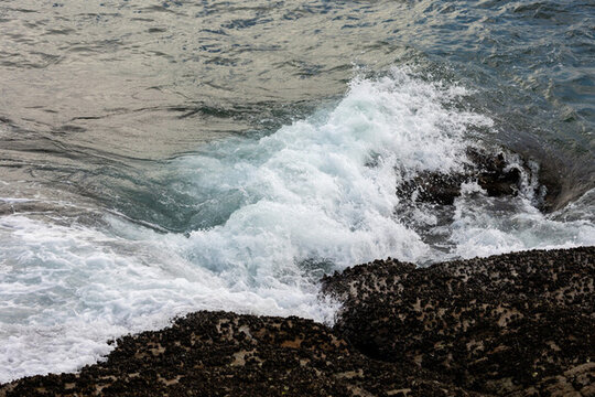 海上巖石與海浪浪花