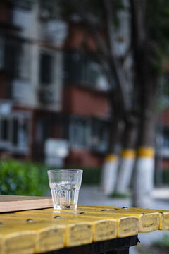 清晨街邊桌上的空玻璃杯