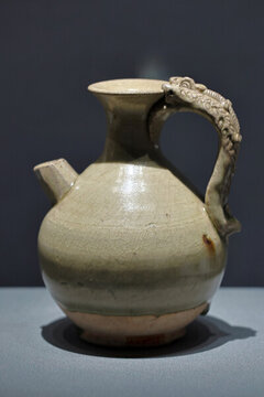 青釉蛇柄執(zhí)壺
