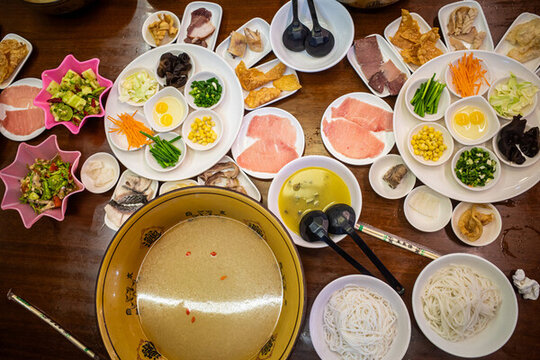 云南過橋米線豐富配料特寫