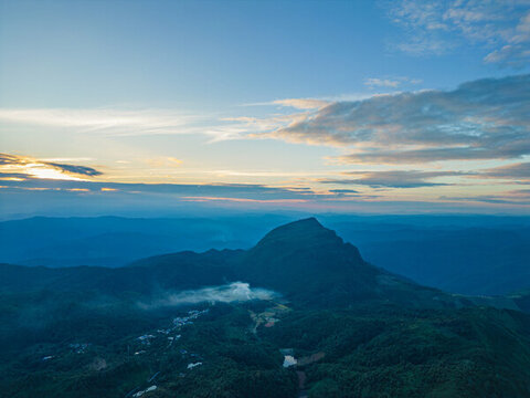 航拍日落時的夕陽高山天空景色