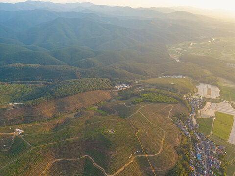 航拍天空高山農(nóng)田田園村寨風(fēng)光