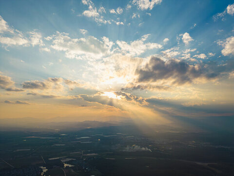 航拍視角下的日落夕陽(yáng)農(nóng)田村落