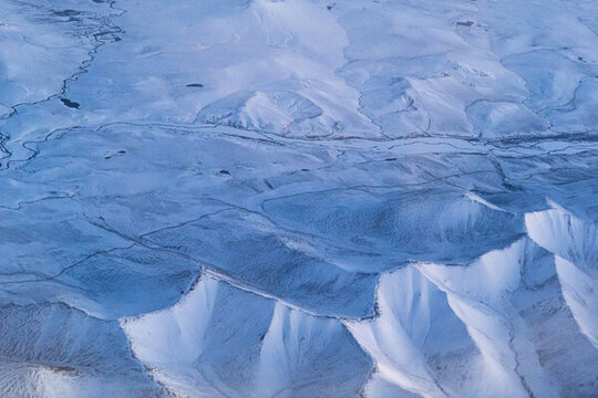 航拍雪山山脈