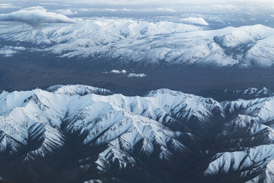 航拍雪山山脈
