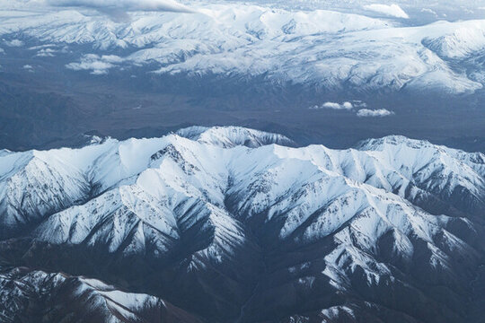 航拍雪山山脈