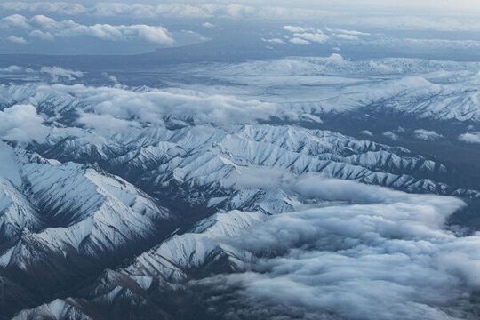 航拍雪山山脈
