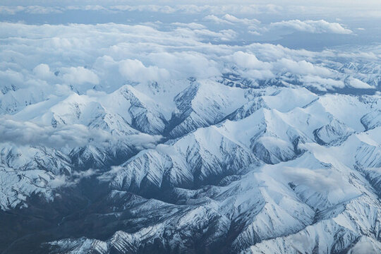 航拍雪山山脈