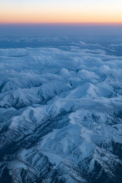 航拍雪山山脈