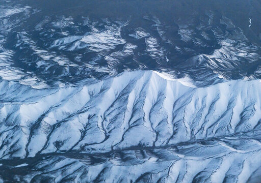 航拍雪山山脈