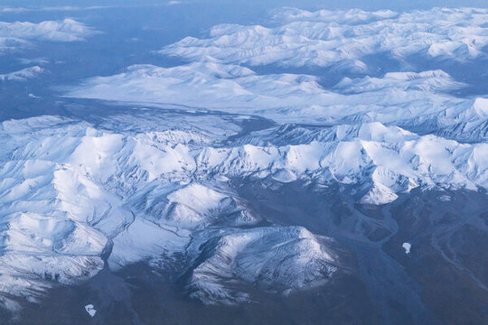 航拍雪山山脈