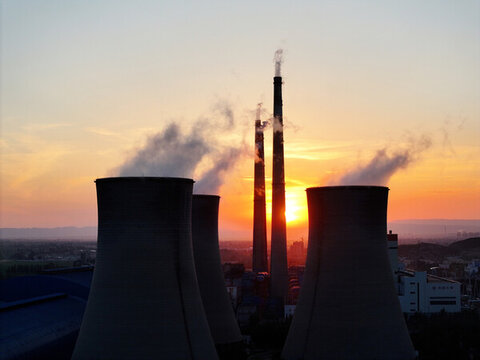 夕陽下的火力發(fā)電廠