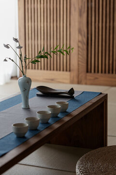 茶室一角茶幾上排放茶具