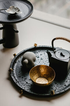 創(chuàng)臺邊深色的石質茶具組合