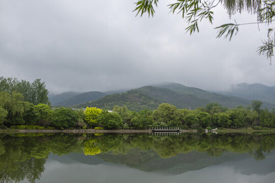 青山云霧綠樹湖水