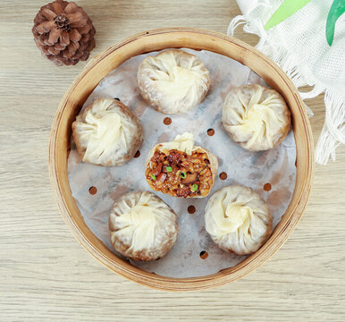 淺色背景下的豬肉三丁味紙皮燒麥