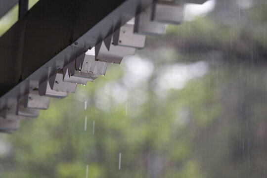 下雨天房檐滴水