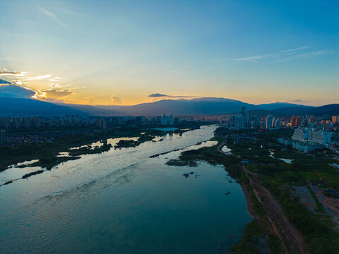航拍日落時(shí)的景洪市城市風(fēng)光