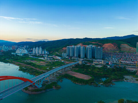 航拍日落時的景洪市城市風光