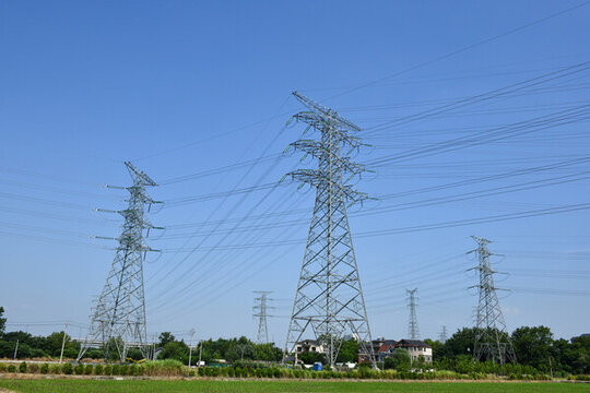 藍(lán)天輸電塔