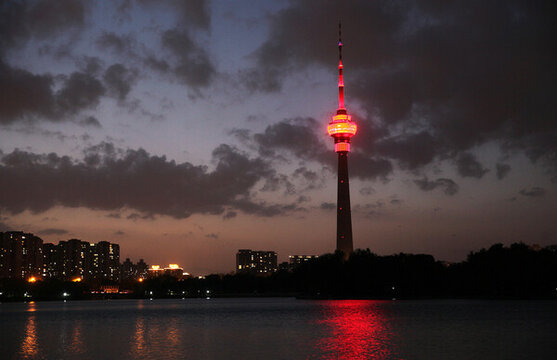 湖畔夜景