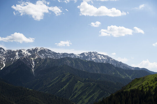 伊犁雪山