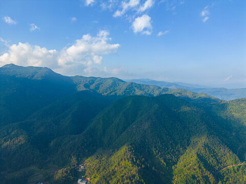 航拍郊外的山脈自然風(fēng)光