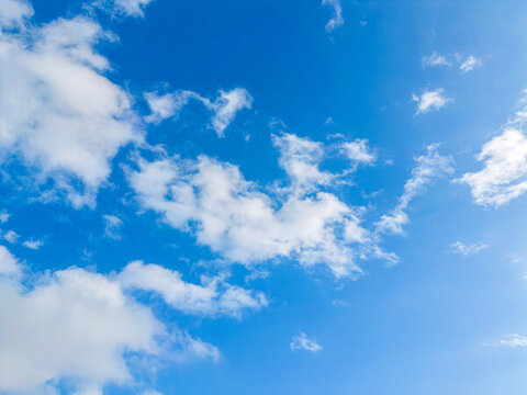 無人機高空航拍的藍天白云
