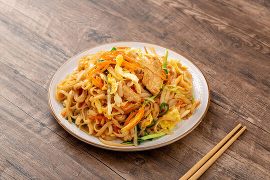 雞蛋肉片炒粉面