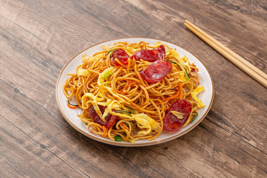 臘腸蛋炒面