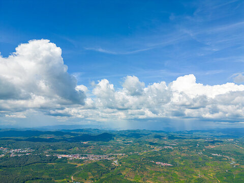 航拍天空高山農(nóng)田田園風(fēng)光