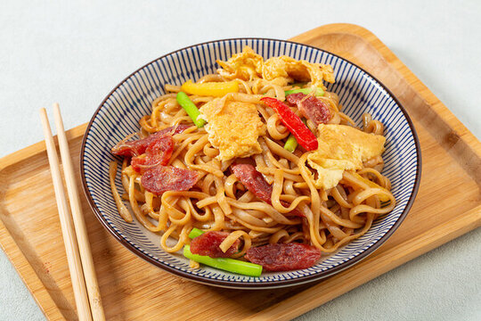 雞蛋臘腸炒河粉