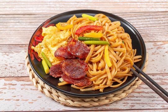 臘腸蛋炒河粉