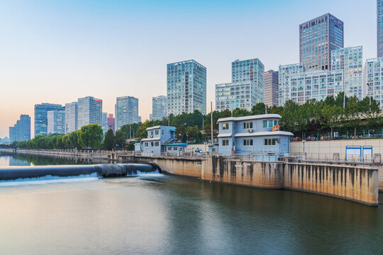 北京現(xiàn)代建筑和通惠河風(fēng)光